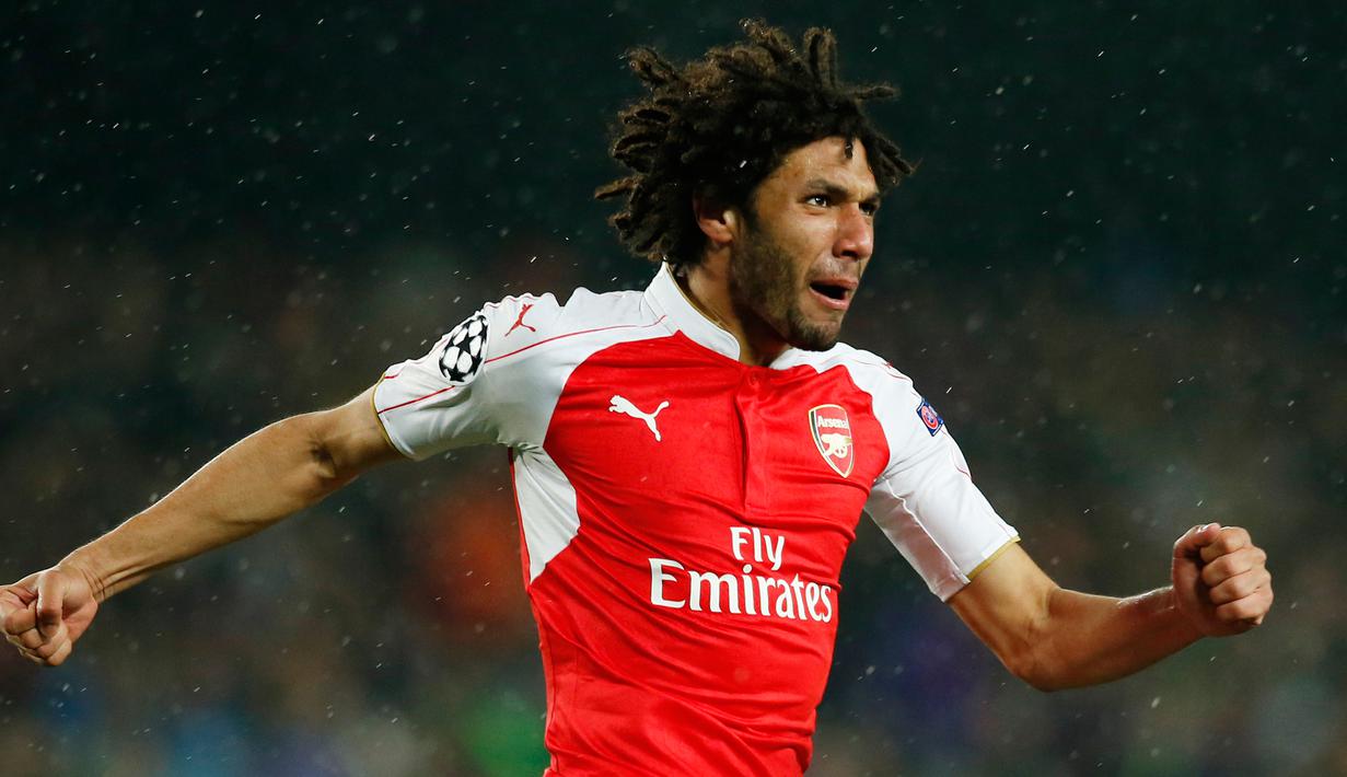 Gelandang Arsenal, Mohamed Elneny melakukan selebrasi usai mencetak gol kegawang Barcelona pada leg kedua 16 besar liga champions di stadion Nou Camp, Spanyol (17/3). Barcelona menang atas Arsenal dengan skor 3-1. (Reuters/Albert Gea)