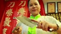 [VIDEO] Ekstrem! Hilangkan Pegal dengan Pijat Pakai Pisau Daging