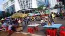 Pedagang kaki lima (PKL) berjualan ketika pelaksanaan Car Free Day di kawasan Senayan, Jakarta, Minggu (8/10). Kurangnya pengawasan petugas membuat Kawasan CFD  yang sebelumnya bebas PKL, kini mulai marak kembali. (Liputan6.com/Fery Pradolo)