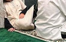 Masya Allah, Adam Anak Shireen Sungkar Rajin Salat Subuh di Masjid, Intip Potretnya Sampai Ketiduran