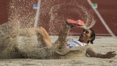 Atlet Indonesia, Maria Londa, melakukan lompatan pada Invitation Tournament cabang atletik nomor lompat jauh di SUGBK, Jakarta, Minggu (11/2/2018). Dirinya meraih emas dengan lompatan terjauh 6,43 meter. (Bola.com/Vitalis Yogi Trisna)