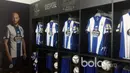 Jersey tim menghiasi lemari, yang siap untuk dibeli pengunjung  pada Megastore RC Deportivo La Coruna. (Bola.com/Okky Herman Dilaga)