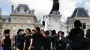Massa berkumpul saat menggelar demonstrasi di Place de la Republique, di Paris, Prancis (2/4). Insiden kematian dan aksi protes tersebut semakin menambah ketegangan yang terjadi antara Beijing dan Paris. (AFP/Benjamin Cremel)