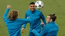 Para pemain Real Madrid saat mengikuti sesi latihan jelang menghadapi wakil Jerman, Bayern Munchen pada leg kedua babak semifinal Liga Champions di lapangan latihan Valdebebas di Madrid, (30/4). (AP Photo/Francisco Seco)