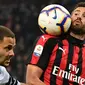 Bek AC Milan, Mateo Musacchio mengontrol bola dari kawalan bek Lazio, Riza Durmisi selama pertandingan lanjutan Liga Serie A Italia di stadion San Siro (13/4). Milan menang tipis atas Lazio 1-0. (AFP Photo/Miguel Medina)