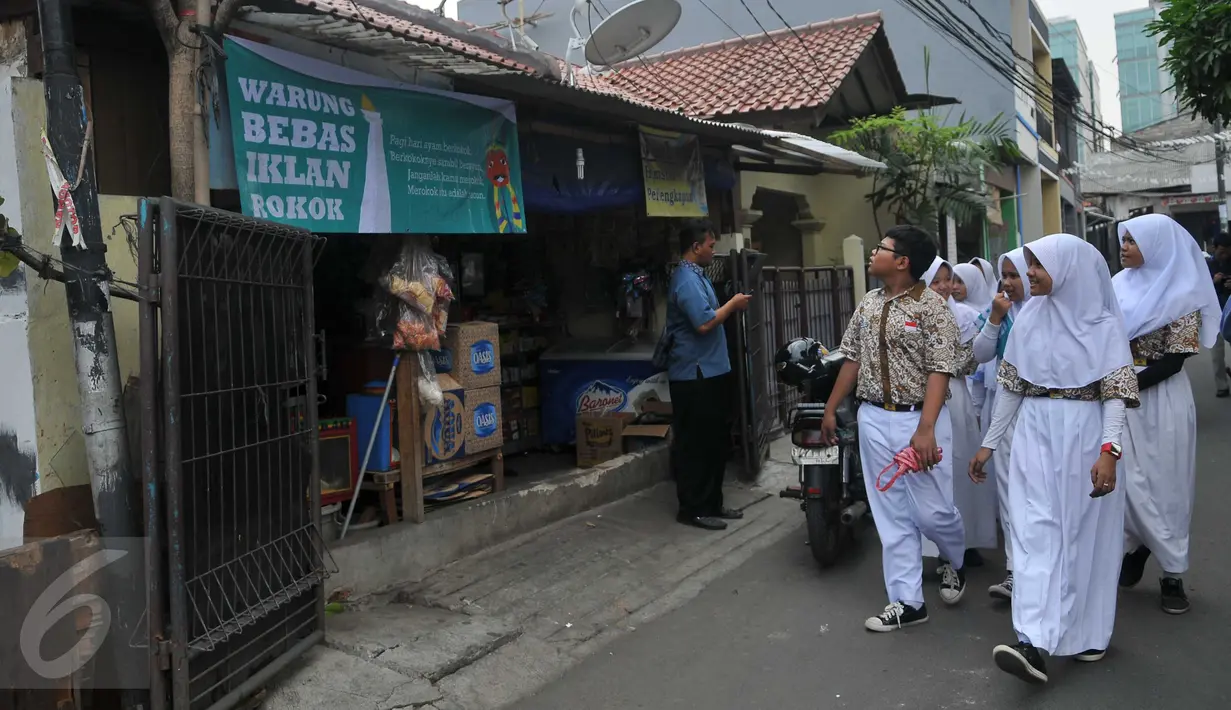 Siswa SMP N 104 Jakarta mengamati banner di salah satu warung di kawasan Mampang Prapatan, Jakarta, Kamis (5/11). Aksi ini sebagai bentuk kesadaran tentang ancaman adiksi rokok terhadap anak-anak di sekolah melalui iklan (Liputan6.com/Gempur M Surya)
