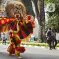 Seniman menampilkan tarian tradisional Reog Ponorogo dalam pawai budaya di kawasan Patung Kuda, Jakarta, Minggu (27/8/2023). (Liputan6.com/Herman Zakharia)