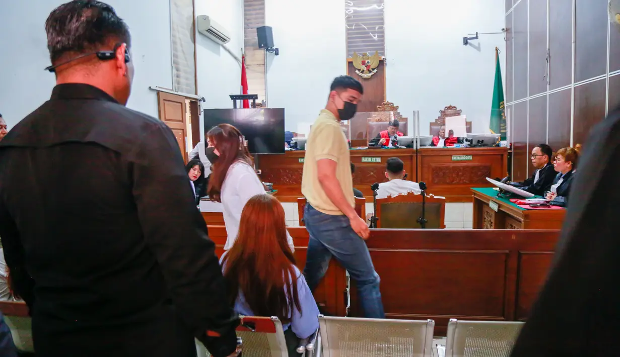 Suasana sempat tegang saat Fadly menatap pelaku penyebar video. [M. Akrom Sukarya/KapanLagi.com]