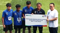 Pelatih Timnas Indonesia U-16, Bima Sakti (kedua kanan) bersama perwakilan pemain U-16 mendapatkan Apresiasi Pendidikan Olahraga saat kegiatan BRImo Future Garuda bertanding di Lapangan BRILiaN Stadium, Jalan Fatmawati Raya, Jakarta, Selasa (30/05/2023). (Bola.com/Bagaskara Lazuardi)