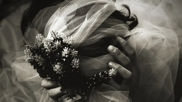 [Bintang] Cerita di Balik Viralnya Foto Pengantin Wanita yang Ditangkap Polisi Saat Hari Pernikahannya