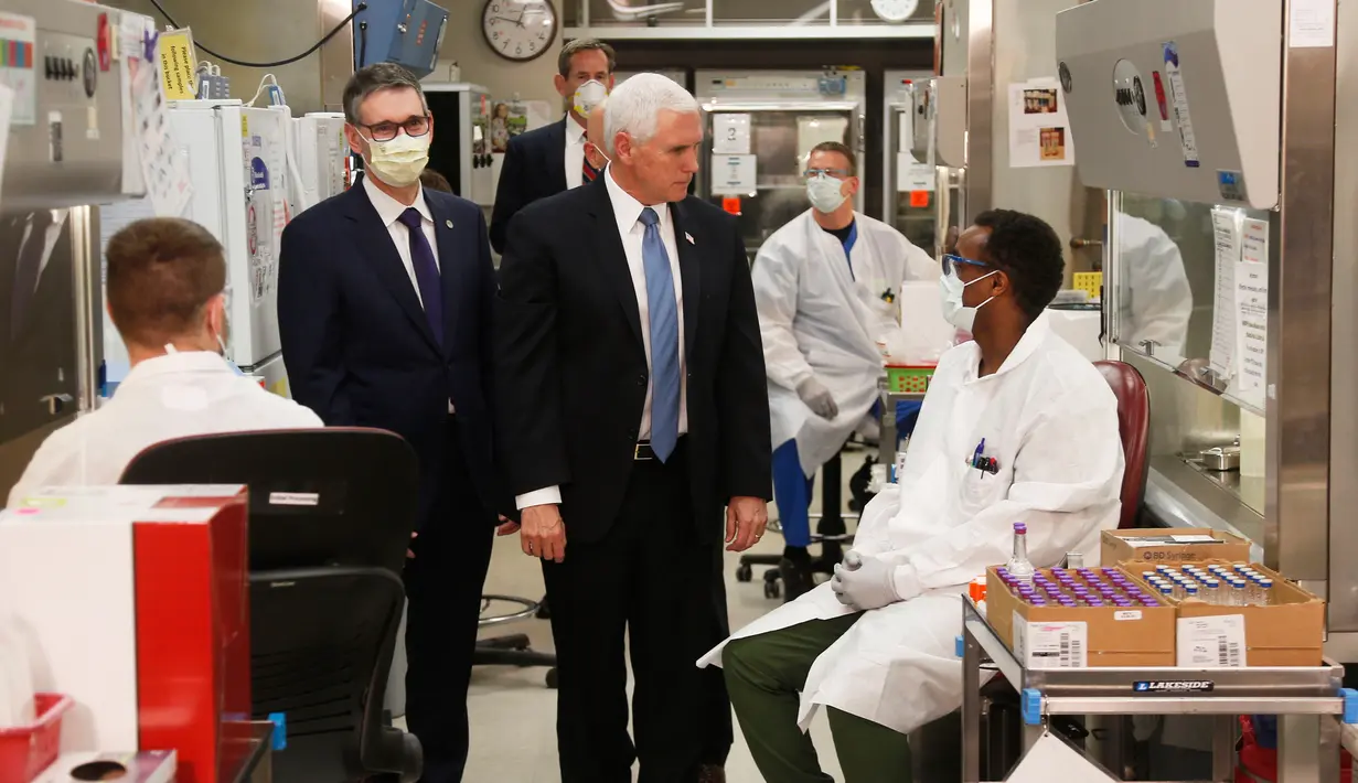 Wakil Presiden AS, Mike Pence mengunjungi laboratorium pengujian molekuler di Mayo Clinic di Rochester, Minnesota, Selasa (28/4/2020). Pence mengunjungi salah satu pusat penelitian virus corona itu tanpa mengenakan meskipun ada aturan internal wajib bermasker di fasilitas tersebut. (AP/Jim Mone)