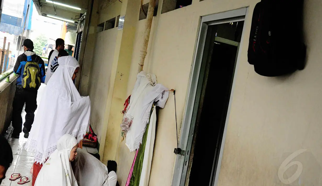 Beberapa pedagang wanita ini sholat di depan toilet umum di Pasar Blok G, Tanah Abang karena dekat dengan kios mereka berjualan. (Liputan6.com/ Faizal Fanani)