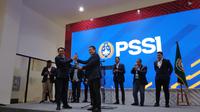 Ketua Komite Banding Pemilihan PSSI, Gusti Randa menyerahkan dokumen Daftar Calon Tetap calon pengurus PSSI 2023-2027 kepada ketua Komite Pemilihan PSSI, Amir Burhanudin (Bola.com/Hery Kurniawan)