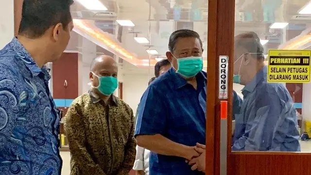 Presiden ke-6 RI, SBY saat menjenguk BJ Habibie di RSPAD Gatot Soebroto, Selasa (10/9/2019). (dok Demokrat)