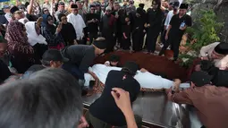 Sejumlah pelayat mengantarkan jenazah musisi rock Doddy Katamsi ke tempat peristirahatan terakhirnya di TPU Pangkalan Jati, Pondok Labu, Jakarta Selatan, Jumat (16/10/2026). (KLY/Budy Santoso)
