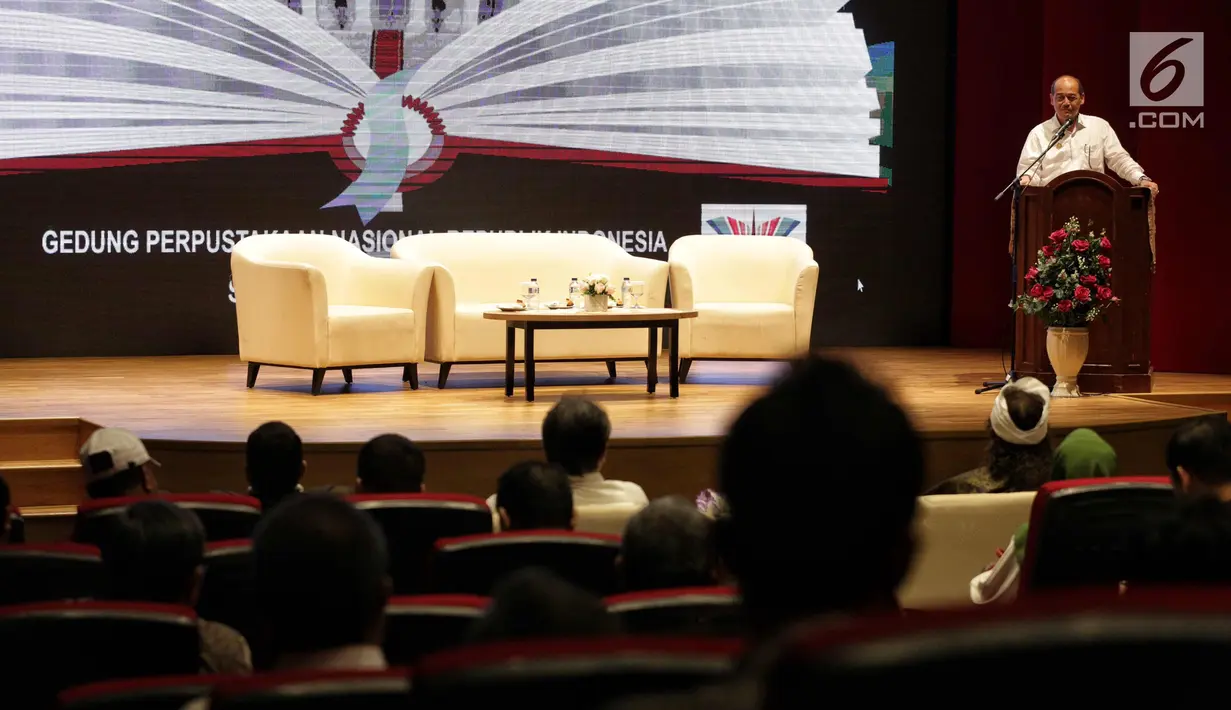 Ketua Umum Nawacita Jokowi, Mas Raden Suryo Admanto memberi sambutan saat peluncuran buku tiga tahun Jokowi di Perpustakaan Nasional, Jakarta, Senin (6/11). Peluncuran buku tersebut bertemakan "Wujud Kerja Nyata". (Liputan6.com/Faizal Fanani)