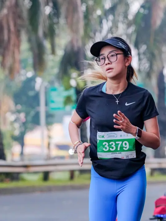 Ketika mengikuti lari marathon, Jessica Jane tampil dengan gaya sporty tanpa makeup. YouTuber wanita itu tampak begitu bersemangat. Meski berkeringat, ia tetap terlihat menawan.(Liputan6.com/IG/@jessicajane99)