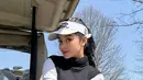 Selain sibuk menjalani aktivitas perkuliahan, tidak jarang sesekali ia membagikan momen serunya travelling hingga seru-seruan bareng teman. Salah satunya ialah dengan bermain golf yang menjadi salah satu olahraga yang cukup banyak digemari para selebriti. (Liputan6.com/IG/@yorikooangln_)