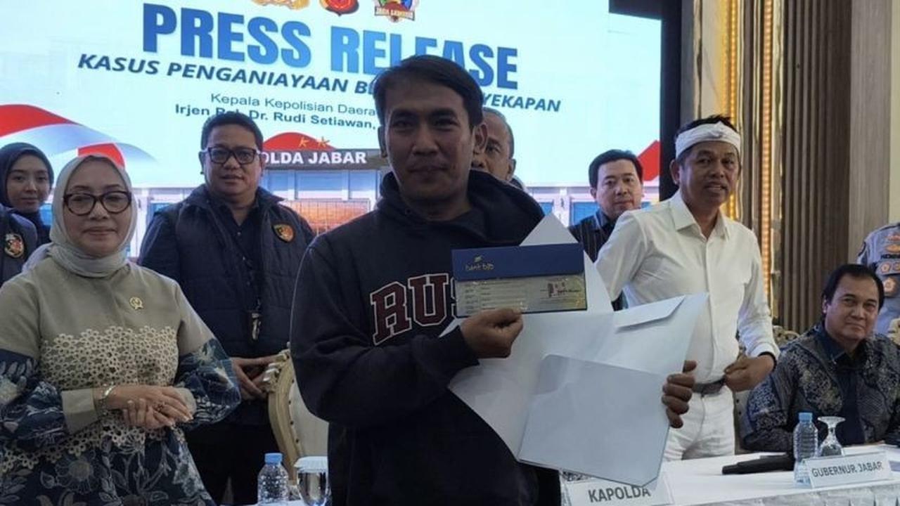 Gubernur Jabar Salurkan Hadiah Sayembara Korban Penyekapan untuk Masa Depan Keluarga