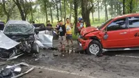 Kondisi kedua mobil ringsek usai terlibat laka lantas di Tuban. (Istimewa)