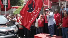 Ketua Umum PDIP Megawati Soekarnoputri melepas bantuan tahap dua untuk korban gempa dan tsunami Palu di Jakarta, Senin (8/10). PDIP memberi bantuan bahan pangan sebanyak 61 ton. (Liputan6.com/Herman Zakharia)