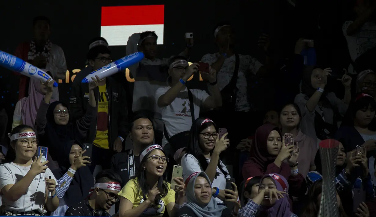 Suporter memberikan dukungan saat tunggal putra Indonesia, Jonatan Christie, melawan Chou Tien Chen pada laga Indonesia Open 2019 di Istora Senayan, Jakarta, Jumat (19/7). Jojo kalah 21-16, 18-21 dan 14-21. (Bola.com/Peksi Cahyo)