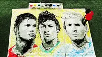  Hong Yi melukis wajah Cristiano Ronaldo, Neymar dan Lionel Messi menggunakan bola sebagai kuasnya.