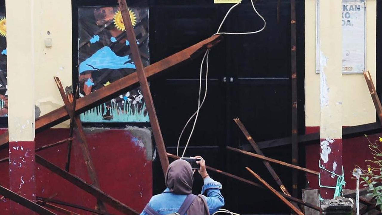 FOTO: Kondisi Bangunan SDN Kedaung Depok Ambruk Usai Diguyur Hujan Deras