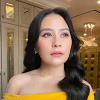 Prilly Latuconsina dipulas makeup natural, memesona bak princess belle. [@vagueskin].