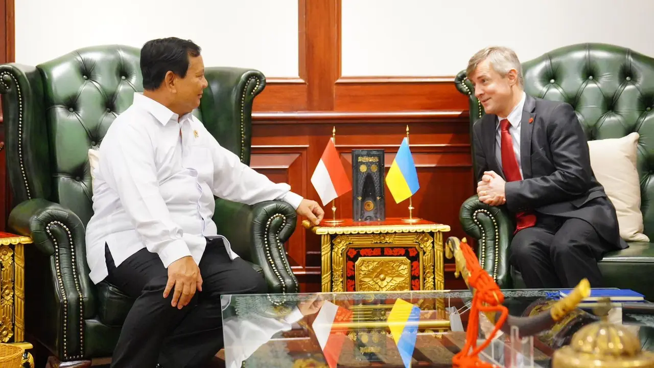 Menteri Pertahanan (Menhan) Prabowo Subianto menerima kunjungan kehormatan Duta Besar Ukraina untuk Indonesia Vasyl Hamianin di Kantor Kementerian Pertahanan Jakarta.
