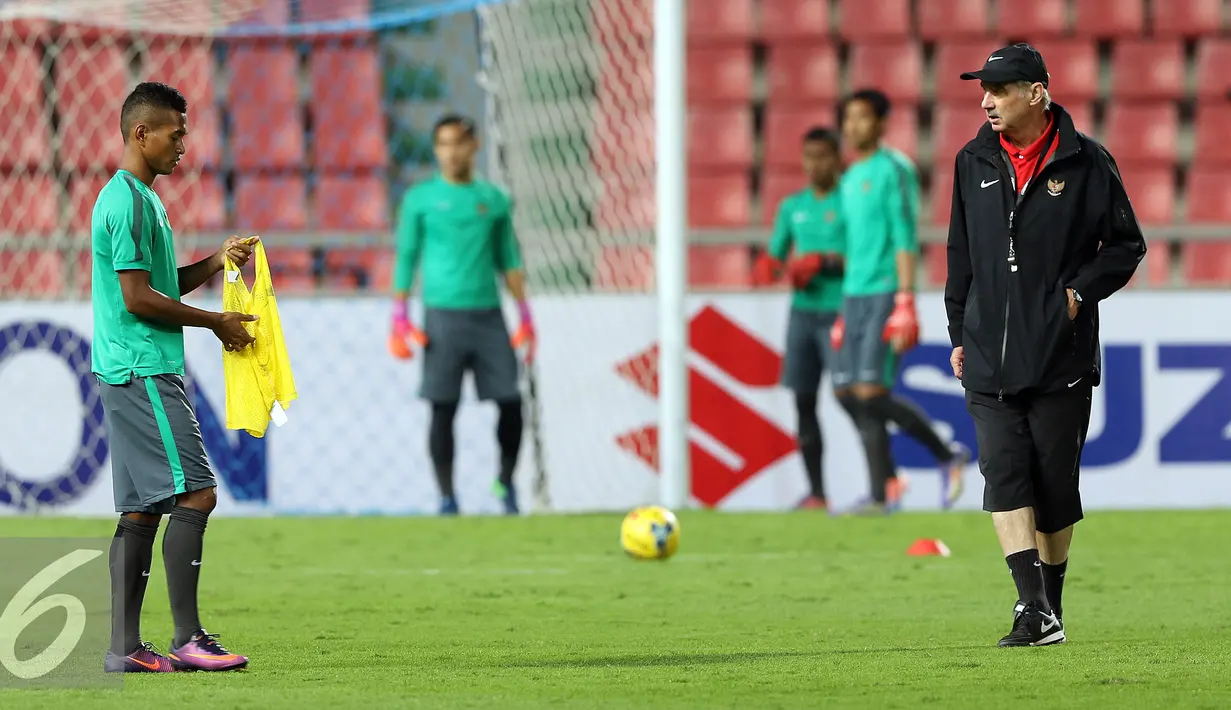 Pelatih Timnas Indonesia, Alfred Riedl (kanan) berbincang dengan M Abduh Lestaluhu saat latihan jelang final kedua Piala AFF 2016 di Rajamangala Stadium, Bangkok, Thailand, Jumat (16/12). (Liputan6.com/Helmi Fithriansyah)