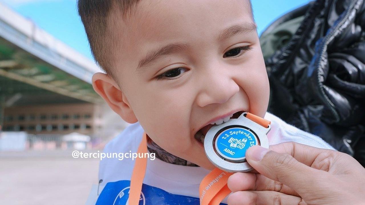 Salah satu pose Rayyanza yang paling mencuri perhatian adalah saat balita yang akrab disapa Cipung ini menggigit medalinya, meniru gaya atlet profesional.<br><br>
