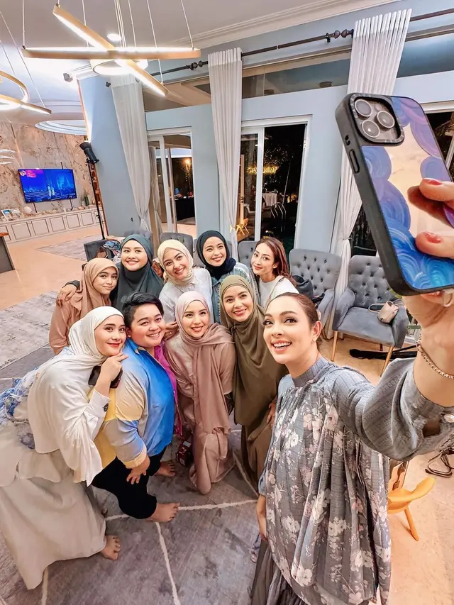Potret buka bersama Reisa Broto Asmoro dengan selebriti lainnya (Sumber: Instagram/@reisabrotoasmoro)