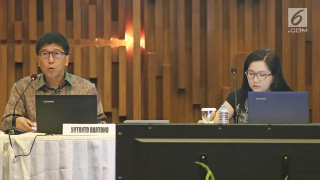 Vice President Director Emtek Grup, Sutanto Hartono (kiri) bersama Direktur PT Surya Citra Media Tbk Rusmiyati Djajaseputra menyampaikan paparan publik PT. SURYA CITRA MEDIA. Tbk di SCTV TOWER, Jakarta, Senin (18/12)