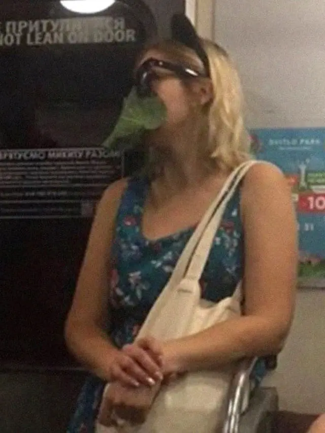 orang pakai masker unik di transportasi umum