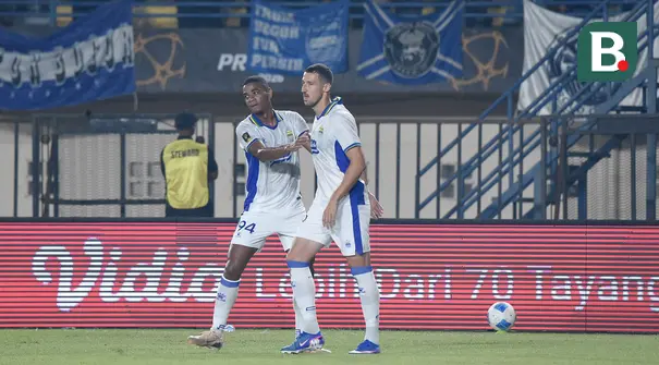 Dua pemain asing Persib Bandung, Balsa Sekulic (kanan) dan Uilliam Barros (kiri) merayakan gol tunggal yang membawa Maung Bandung mengalahkan DPMM FC Brunei Darussalam pada laga kedua Grup A Piala Presiden 2026 di Stadion Si Jalak Harupat, Soreang, Kabupaten Bandung, Selasa (28/7/2026). Gol perdana Balsa Sekulic pada menit ke-74 memastikan kemenangan 1-0 sekaligus mengantar Persib meraih kemenangan kedua beruntun dan mengunci tiket ke babak semifinal. (Bola.com/Erwin Snaz)