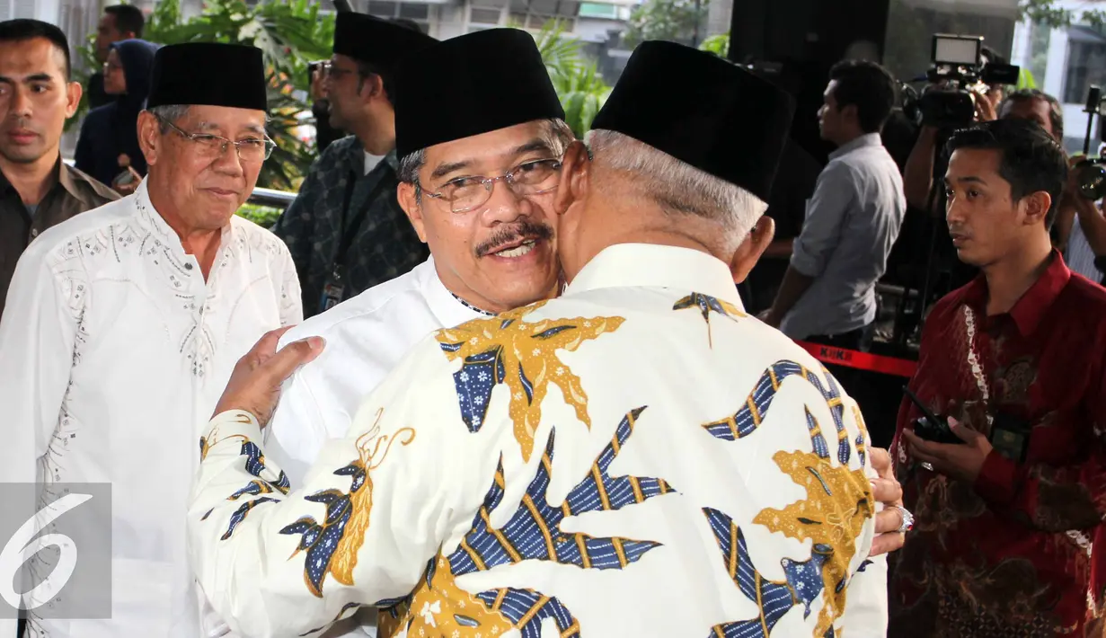 Ketua MA, Hatta Ali (kiri) disambut Plt Ketua KPK, Taufiequrachman Ruki saat menghadiri acara buka puasa bersama di Gedung KPK, Jakarta, Kamis (9/7/2015). Presiden dan Wapres ikut hadir dalam acara tersebut. (Liputan6.com/Helmi Afandi)