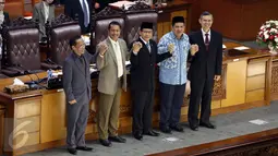 Wakil Ketua DPR yang juga Ketua Sidang Paripurna Taufik Kurniawan bersama Fahri Hamzah dan ketiga calon Hakim Agung di Rapat Paripurna ke-5 tahun 2016 - 2017 di Kompleks Parlemen, Senayan, Jakarta, Selasa  (6/9). (Liputan6.com/Johan Tallo)