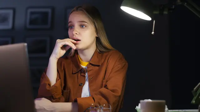 Illsutrasi Produktif di Malam Hari