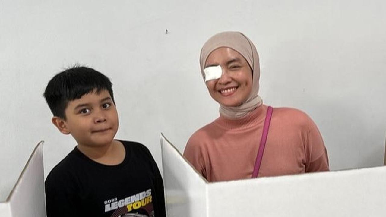 Dari Gaya Nyentrik Hingga Pakai Baju Olahraga, Berikut Ini 11 Potret Gaya Selebritis Kala Nyoblos Pemilu 2024