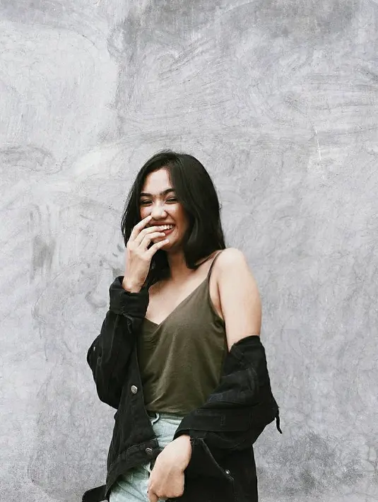 Kali ini Marion Jola memakai celana jeans, tank top dan jaket hitamnya. Namun saat berpose, Marion Jola sengaja membuka setengah jaketnya hingga tubuh seksinya terlihat. (Instagram/lalamarionmj)