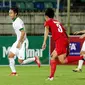 Striker Timnas Indonesia U-19, Hanis Saghara, menggiring bola saat melawan Filipina U-19 pada laga Piala AFF U-18 di Stadion Thuwunna, Myanmar, Kamis (7/9/2017). Indonesia unggul 5-0 pada babak pertama. (Liputan6.com/Yoppy Renato)