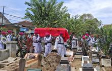 Pemakaman Pratu Marinir Febry di Bandar Lampung Diiringi Tembakan Salvo, Gugur dalam Peristiwa Longsor Cisarua Bandung