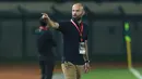 Pelatih Bangladesh, Javier Cabrera, saat melawan Timnas Indonesia pada laga uji coba FIFA Matchday antara Timnas Indonesia menghadapi Bangladesh di Stadion Si Jalak Harupat, Bandung, Rabu (1/6/2022) malam WIB. (Bola.com/M. Iqbal Ichsan)