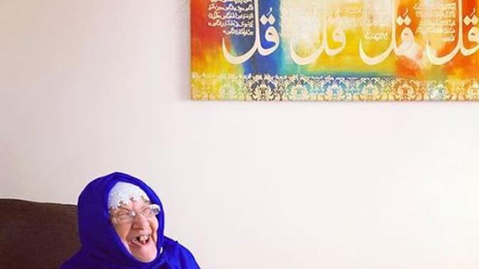 Nenek berusia 85 tahun ini mualaf karena suka dengar suara azan. (Sumber: Instagram/@mariam_revert)