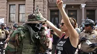 Demonstran berhadapan dengan tentara saat aksi menuntut pemakzulan Presiden Donald Trump, AS, Minggu (2/7). Demonstran menyuarakan kemarahan mereka terhadap Trump dan kebijakan-kebijakan diskriminatifnya. (AP Photo)