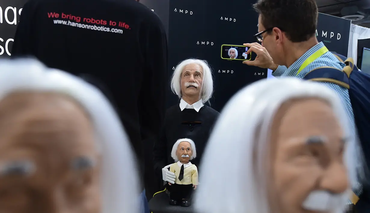 Pengunjung mengabadikan robot berwajah Profesor Albert Einstein ciptaan Hanson Robotics selama Consumer Electronic Show (CES) 2017 di Las Vegas, Nevada, AS (5/1).  Robot ini dapat digunakan melalui android dan Apple tablet. (AFP Photo/ Frederic J. Brown)