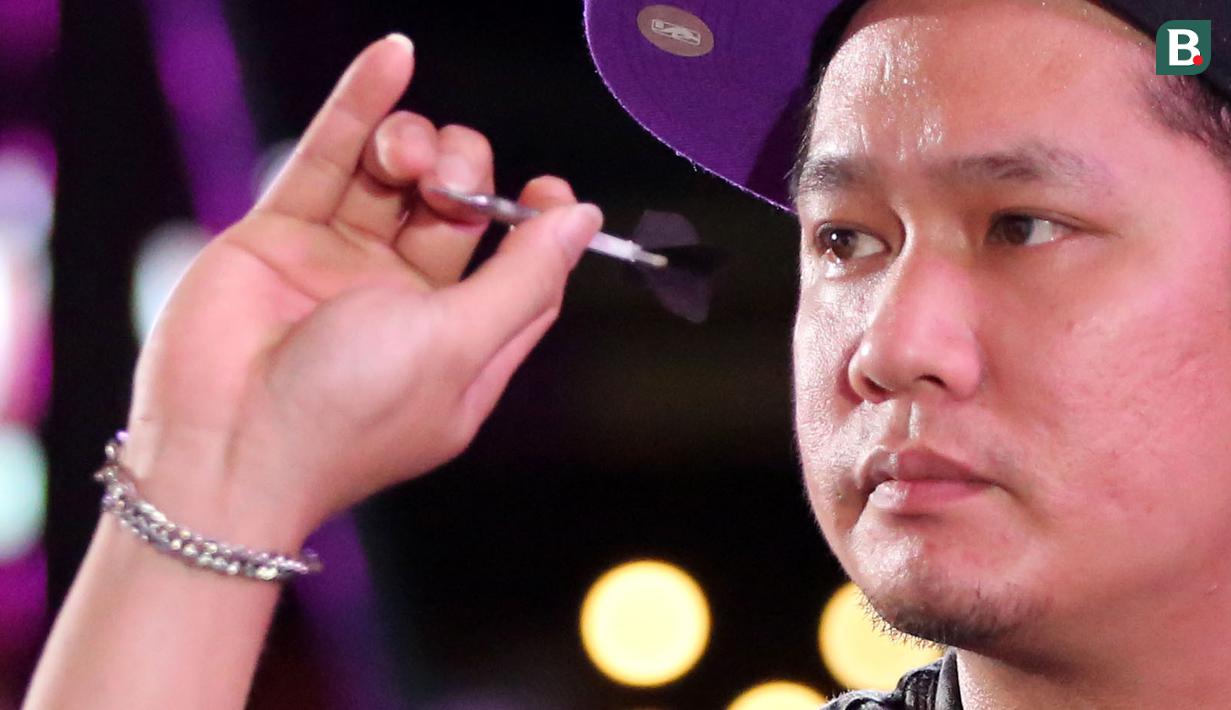 Pemain Darts, Tirta Suparjo saat berkompetisi dalam turnamen Darts National Competition series 2 yang berlangsung di Sedayu City, Jakarta, Minggu (28/04/2024). Tirta berhasil mempertahankan gelar juara setelah menang atas Haji Suwendi dengan skor 3-1. (Bola.com/Revi Muzaki)
