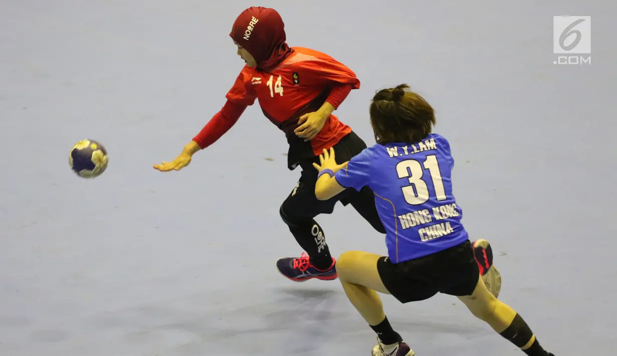 Pemain bola tangan putri Indonesia, Gadis Risma Septiananda (kiri) mencoba lolos dari pemain Hong Kong pada kualifikasi posisi 7-8 Bola Tangan Putri Asian Games 2018 di Jakarta, Rabu (29/8). Indonesia menyerah 16-30. (Liputan6.com/Helmi Fithriansyah)
