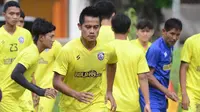 Bek veteran, M. Roby, menjadi pemain baru Arema FC. (Bola.com/Iwan Setiawan)